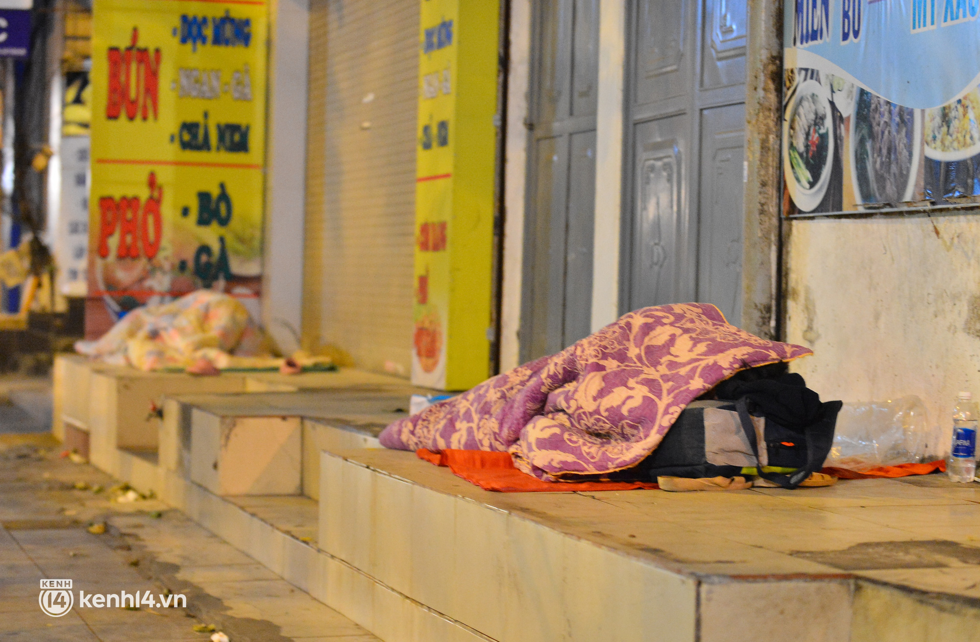 Xót xa cảnh con gái 6 tuổi theo mẹ ngủ vỉa hè dưới cái lạnh 12 độ ở Hà Nội: Lo cho con nhưng chẳng biết làm thế nào - Ảnh 2.