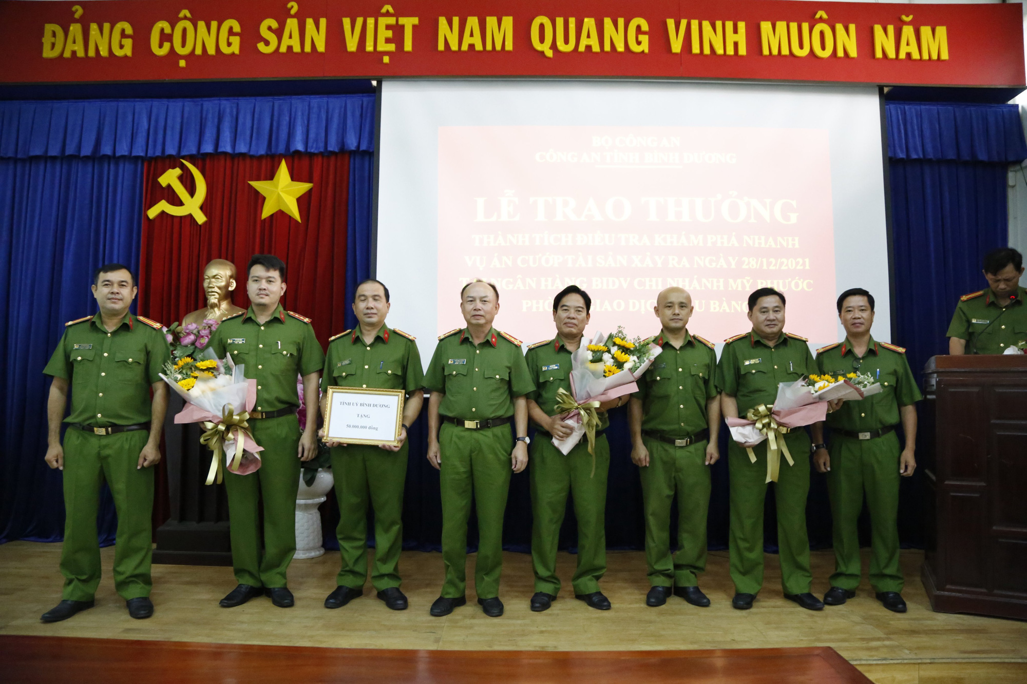 Công an Bình Dương: Chỉ mất hơn 1 giờ đã lần ra kẻ cướp táo tợn! - Ảnh 1. Công an Bình Dương: Chỉ mất hơn 1 giờ đã lần ra kẻ cướp táo tợn! - Ảnh 1.