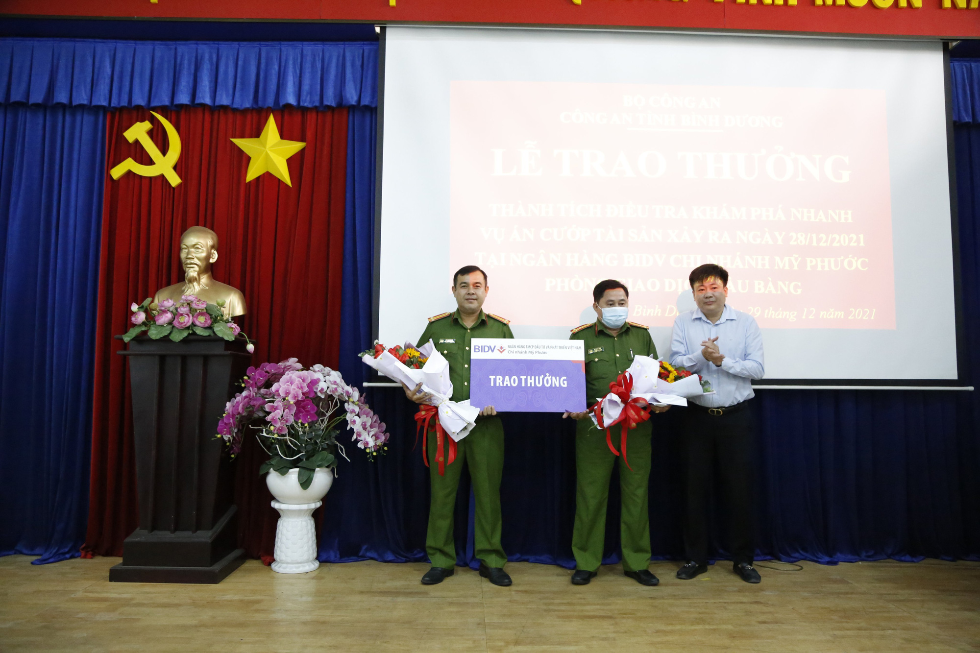 Công an Bình Dương: Chỉ mất hơn 1 giờ đã lần ra kẻ cướp táo tợn! - Ảnh 2. Công an Bình Dương: Chỉ mất hơn 1 giờ đã lần ra kẻ cướp táo tợn! - Ảnh 2.