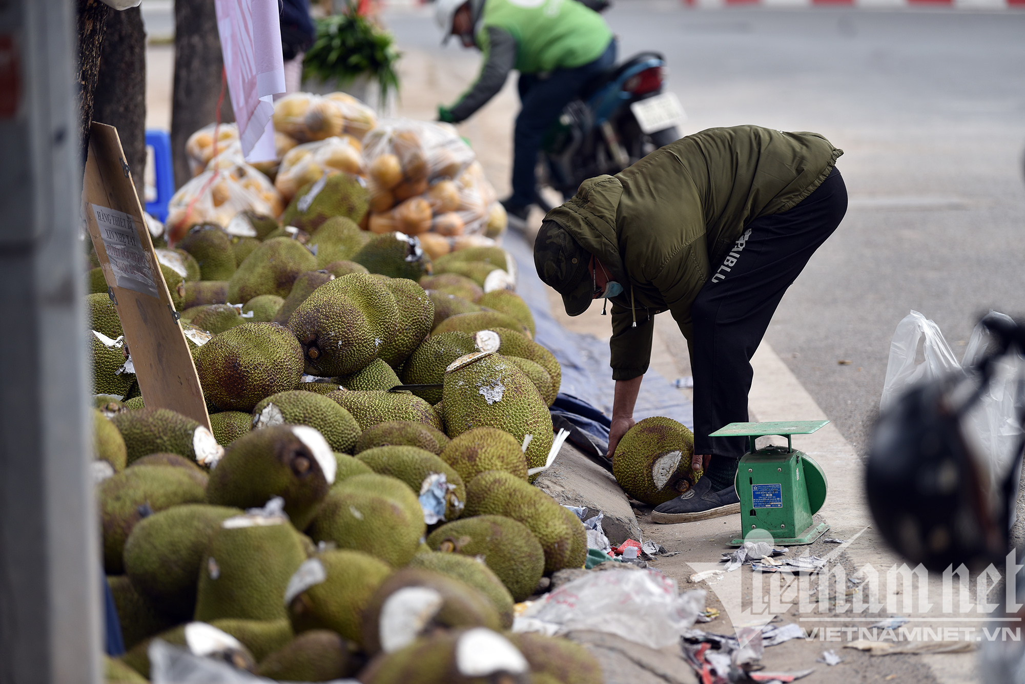 Mít Thái tràn về Hà Nội, giá rẻ ê hề chất đống đầy vỉa hè - Ảnh 1.