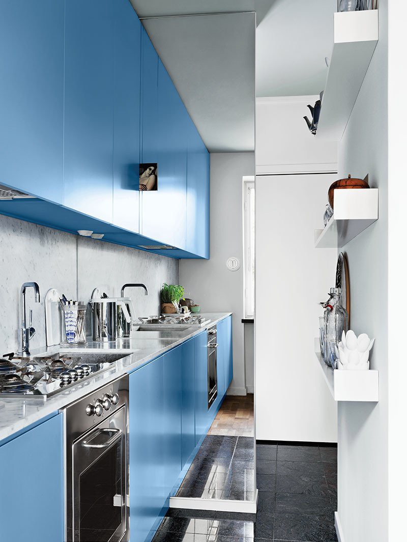 2 căn bếp nhỏ hiện đại và đẹp bất ngờ với tone màu xanh nhạt  - Ảnh 1.