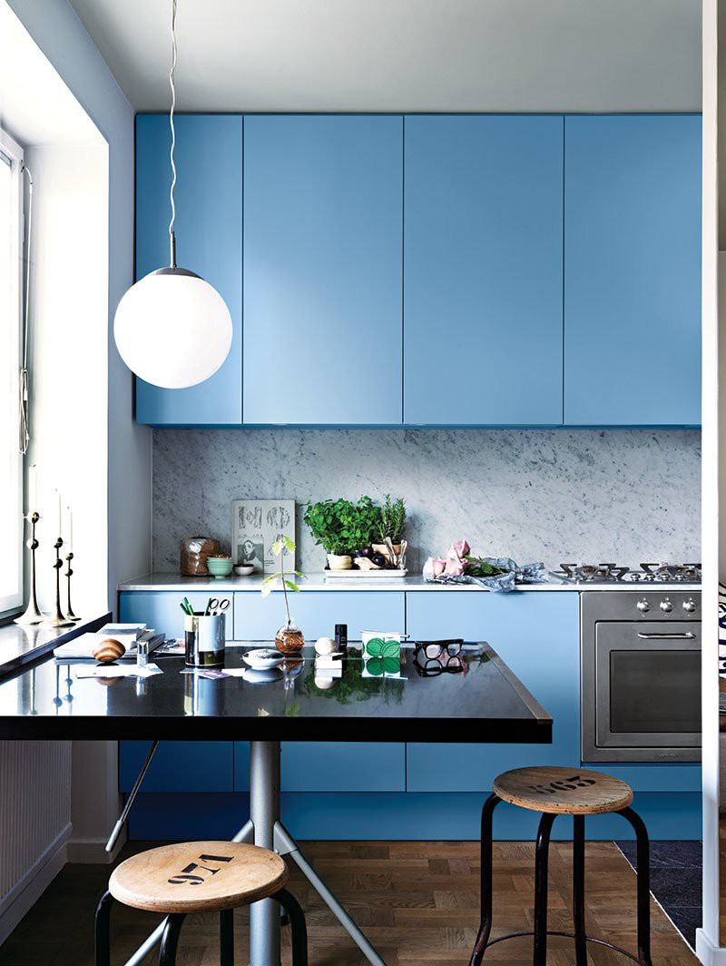 2 căn bếp nhỏ hiện đại và đẹp bất ngờ với tone màu xanh nhạt  - Ảnh 2.
