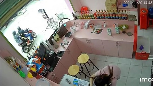 Cặp vợ chồng chở con 2 tuổi dàn cảnh mua trà sữa để trộm cắp tài sản