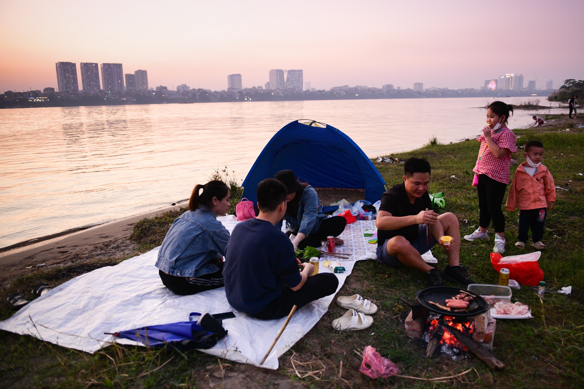 Dựng lều trại, ăn uống từ chiều đến đêm ven sông Hồng ngày cuối tuần - Ảnh 6.