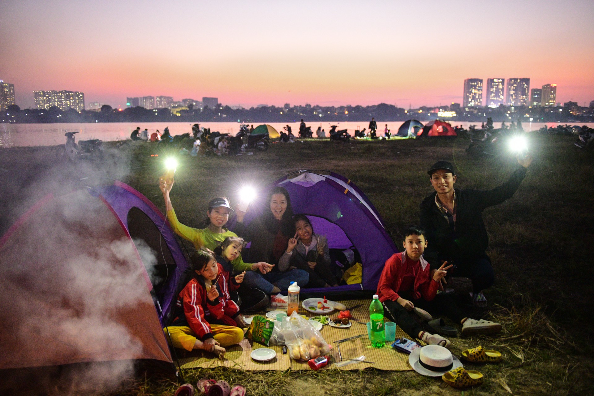 Dựng lều trại, ăn uống từ chiều đến đêm ven sông Hồng ngày cuối tuần - Ảnh 9.