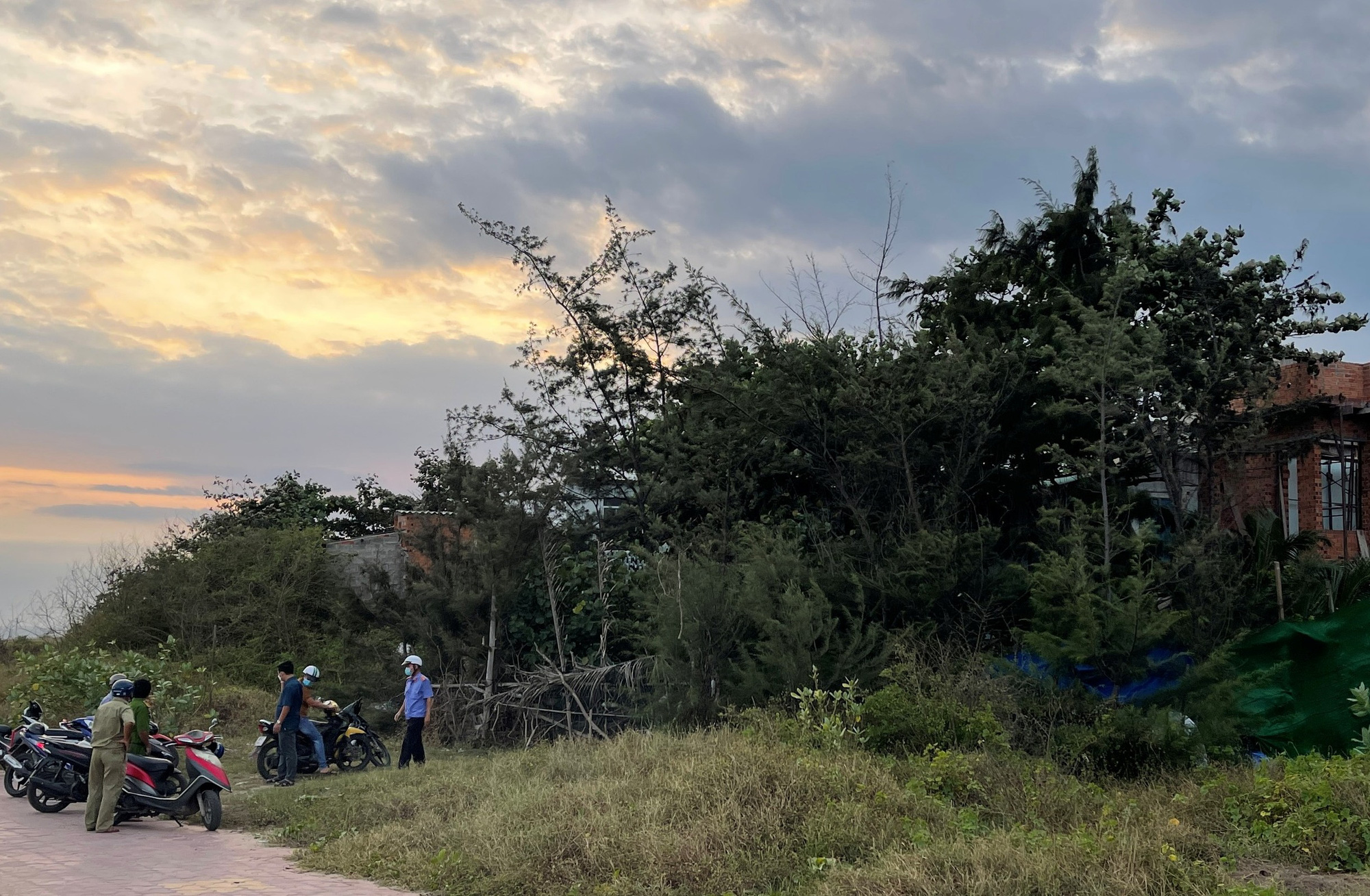 Sập mái nhà khi thi công, một thợ hồ tử vong - Ảnh 2. Sập mái nhà khi thi công, một thợ hồ tử vong - Ảnh 2.