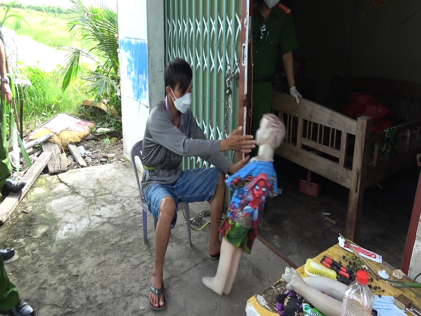 CLIP: Bắt khẩn cấp gã cha dượng hành hạ dã man khiến bé gái 3 tuổi tử vong - Ảnh 3. CLIP: Bắt khẩn cấp gã cha dượng hành hạ dã man khiến bé gái 3 tuổi tử vong - Ảnh 3.