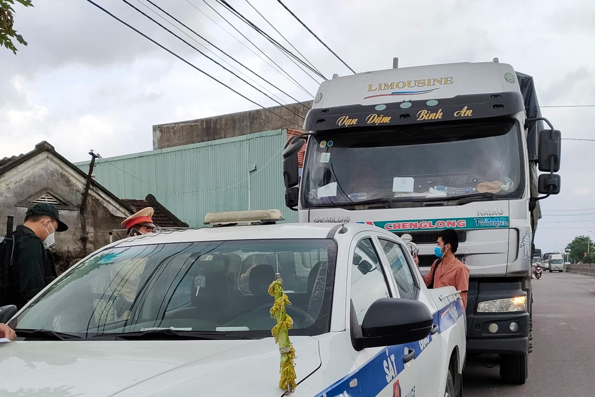 T&agrave;i xế vượt chốt, đ&ocirc;i co nhiều giờ v&igrave; "kh&ocirc;ng việc g&igrave; phải dừng kiểm tra" - Ảnh 1.