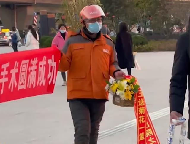 CHÀNG TRAI PHẪU THUẬT TRĨ XUẤT VIỆN, BẠN THÂN CẦM LOA GIĂNG BĂNG RÔN CHÚC MỪNG, MÓN QUÀ CÀNG KHIẾN CHÀNG TRAI KHÔNG KHỎI… “ĐỘI QUẦN” - Ảnh 2.