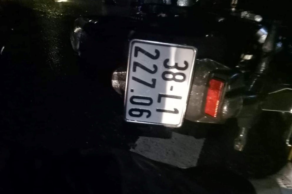 Hai xe m&aacute;y đấu đầu, 2 người tử vong - Ảnh 1.