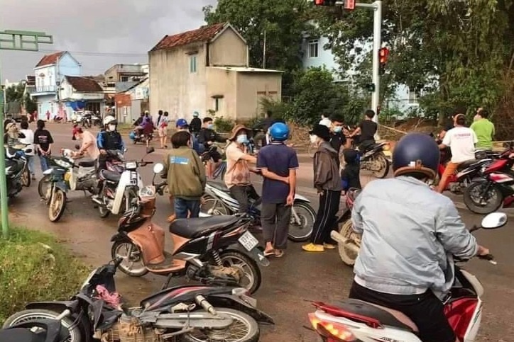 Ô tô đầu kéo tông hàng loạt xe máy, một người chết, 18 người bị thương - Ảnh 1. Ô tô đầu kéo tông hàng loạt xe máy, một người chết, 18 người bị thương - Ảnh 1.