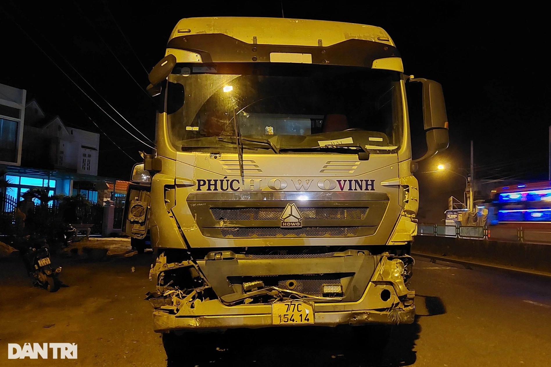 Ô tô đầu kéo tông hàng loạt xe máy, một người chết, 18 người bị thương - Ảnh 2. Ô tô đầu kéo tông hàng loạt xe máy, một người chết, 18 người bị thương - Ảnh 2.