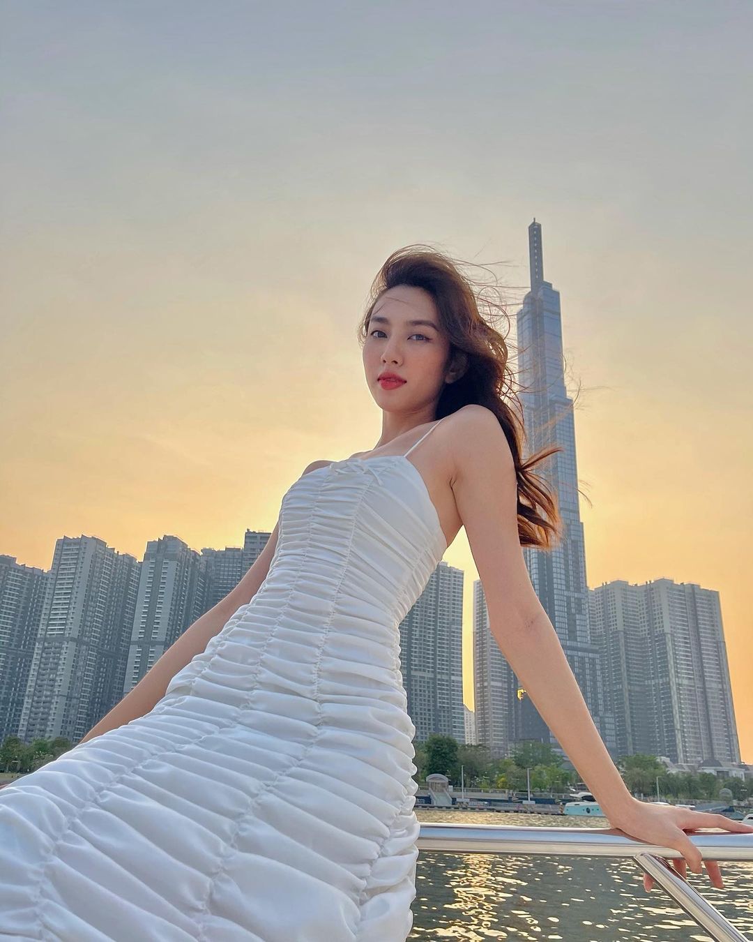 Style ngoài đời của Thùy Tiên - Miss Grand International 2021: Thích để mặt mộc, tủ đồ đơn giản hết sức  - Ảnh 5.