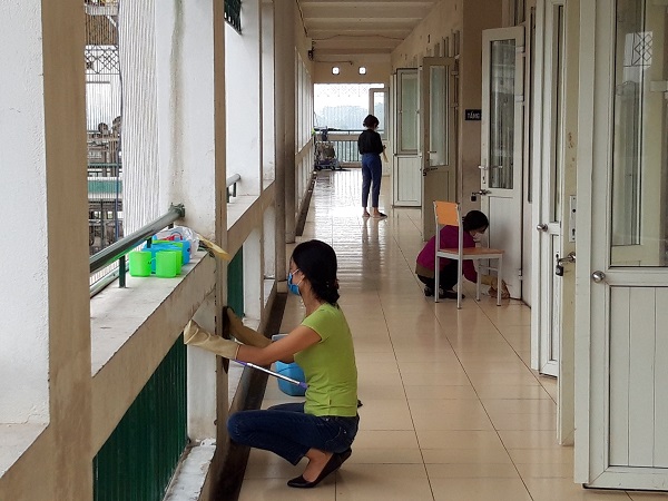Học sinh THPT tại Hà Nội đi học từ 6/12: Phụ huynh lo lắng, một số trường học kiến nghị tiếp tục học trực tuyến - Ảnh 1.