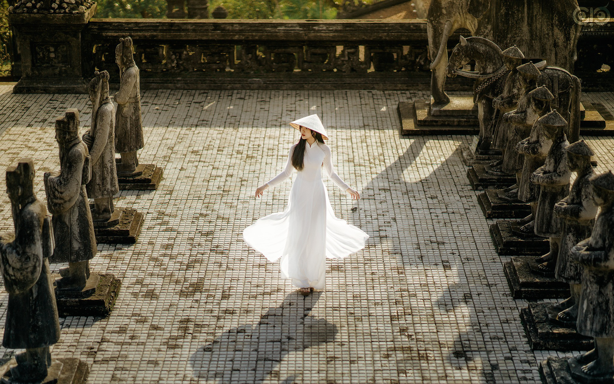 Mãn nhãn với bộ hình nữ sinh mặc áo dài trắng ở lăng Khải Định Huế