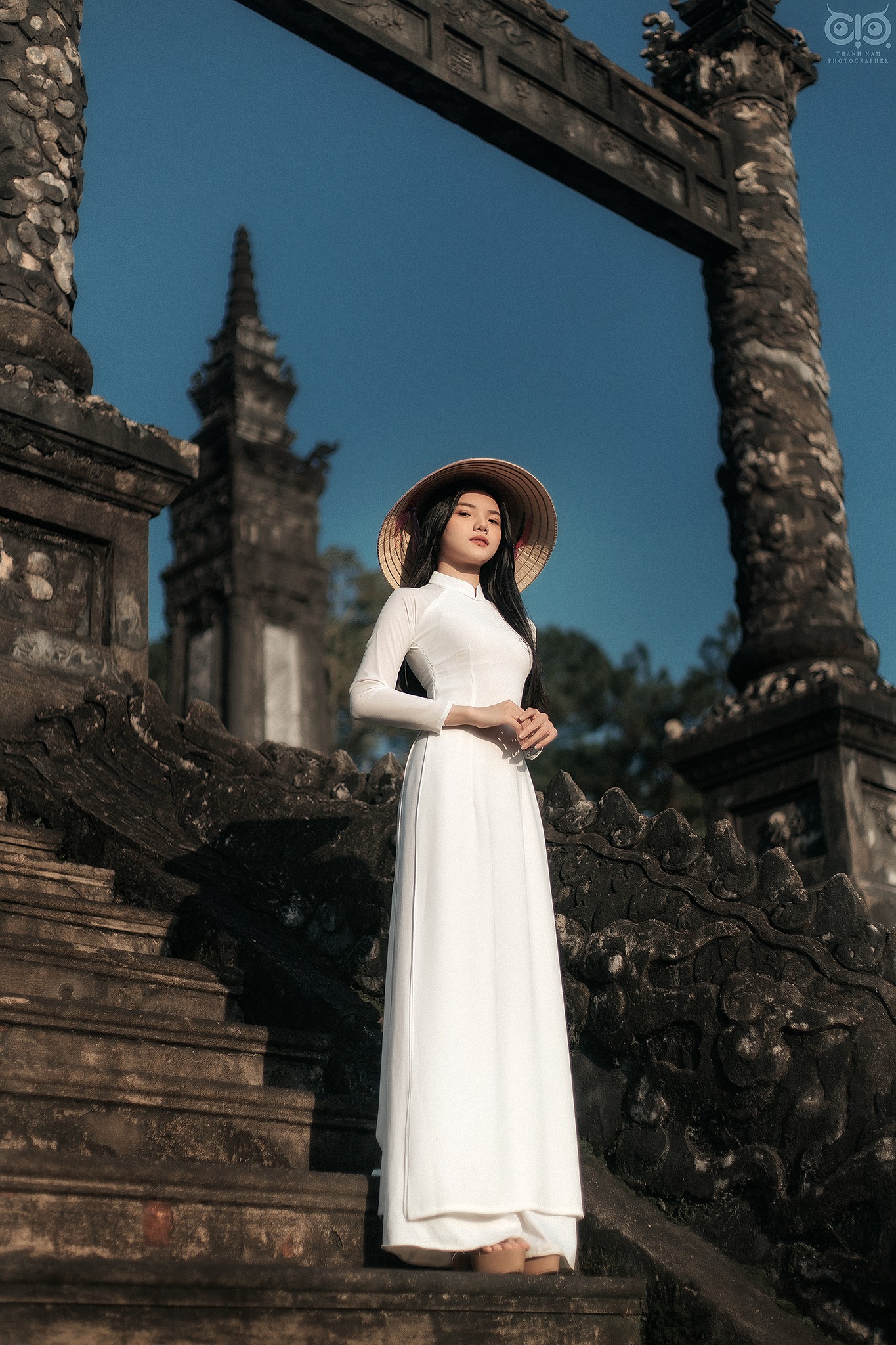Mãn nhãn với bộ hình nữ sinh mặc áo dài trắng ở lăng Khải Định Huế