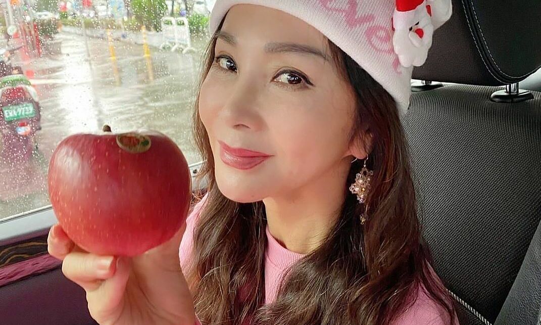 "Bà dì hot nhất Đài Loan" ăn táo hàng ngày giữ eo thon