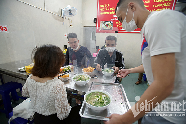 Nóng: Hà Nội có thể đóng cửa hàng ăn uống tùy theo cấp độ dịch - Ảnh 1.