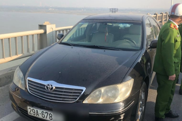 Người phụ nữ bỏ xe Camry trên cầu Vĩnh Tuy nhảy xuống sông Hồng - Ảnh 1. Người phụ nữ bỏ xe Camry trên cầu Vĩnh Tuy nhảy xuống sông Hồng - Ảnh 1.