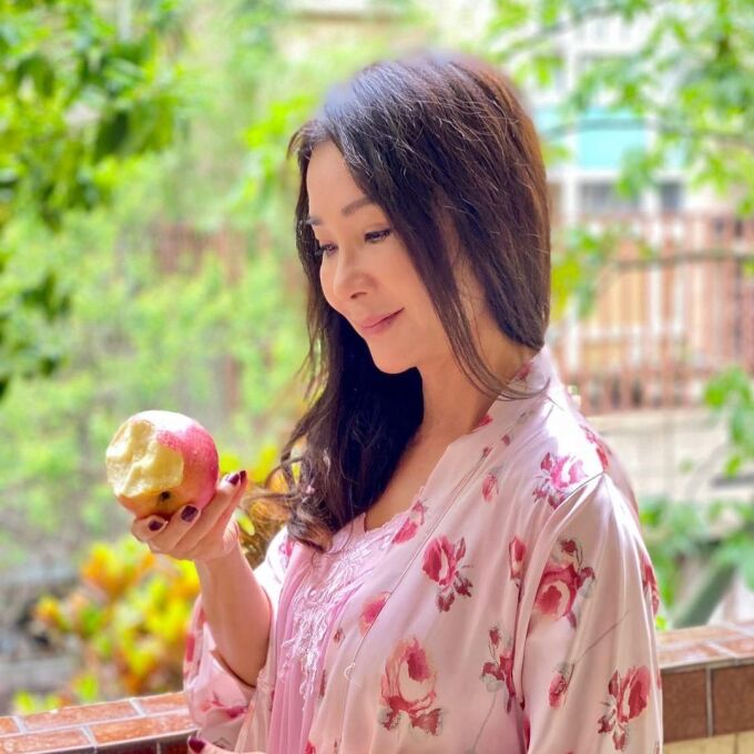 'Bà dì hot nhất Đài Loan' ăn táo hàng ngày giữ eo thon - Ảnh 3.