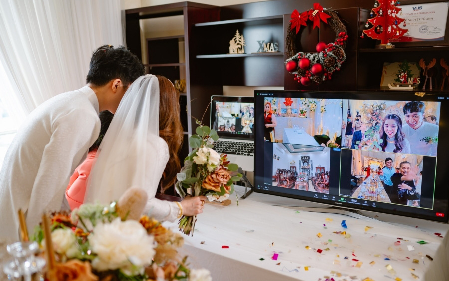 Tin sáng 6/12: Diễn biến phức tạp của dịch COVID-19 ở Hà Nội; xúc động hình ảnh đám cưới online, khách 4 điểm cầu nâng ly chúc mừng đôi trẻ