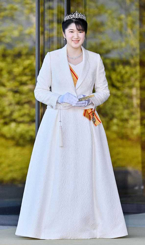 Công chúa Aiko được khen xinh hơn sau khi chỉnh nha - Ảnh 2.
