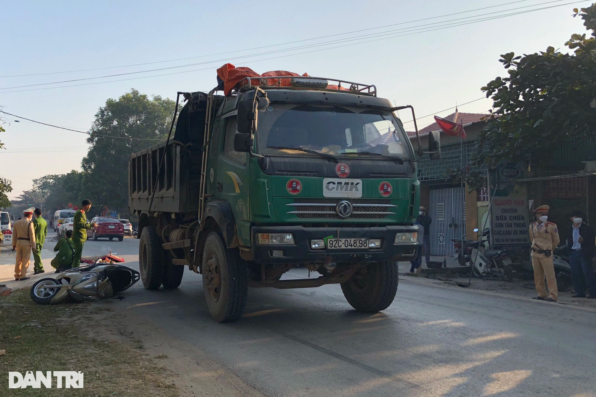 C&ocirc; g&aacute;i trẻ bị xe tải c&aacute;n tử vong tr&ecirc;n đường đi l&agrave;m - Ảnh 1.