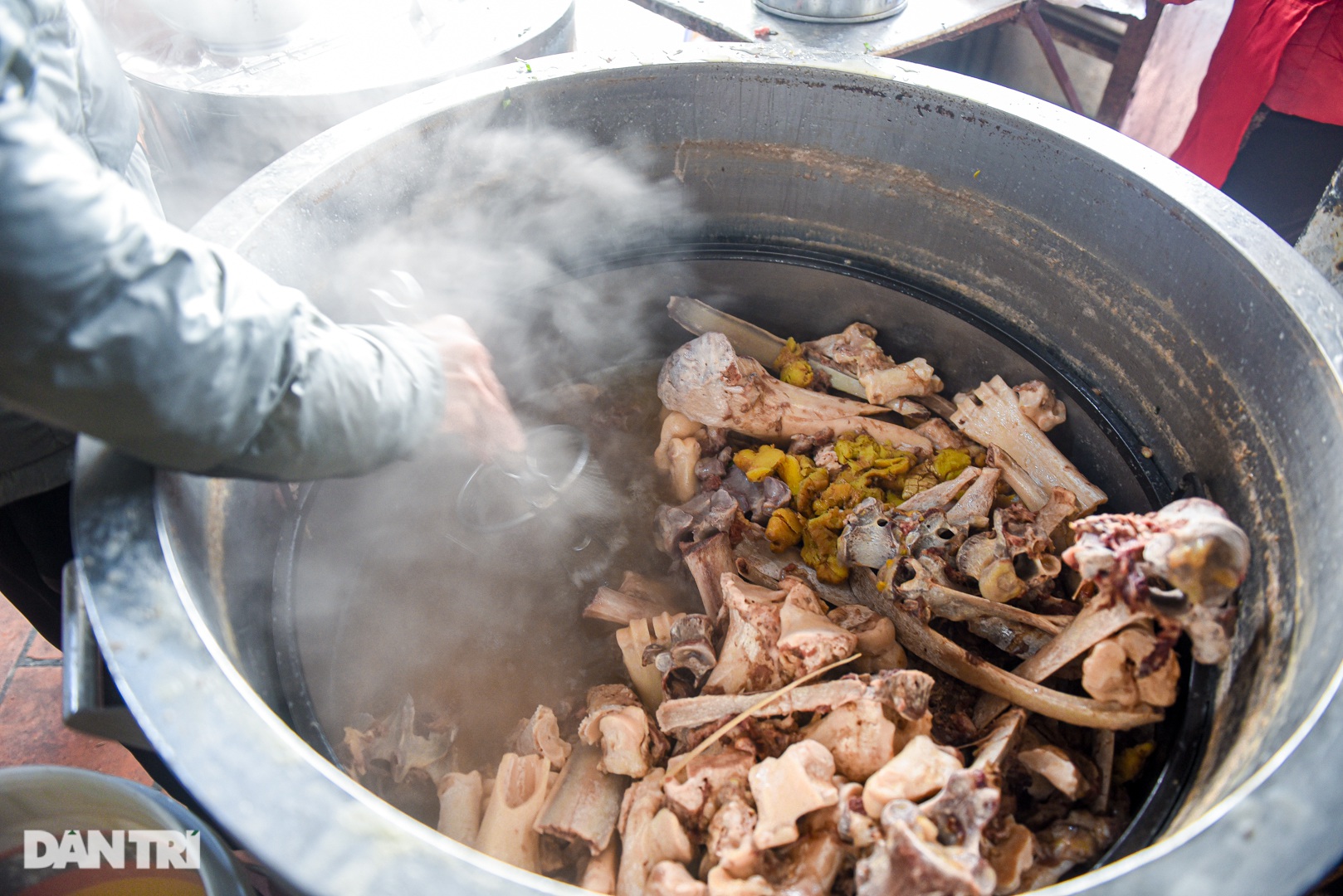 Quán 'phở gánh': Bánh phở 'khổng lồ', cân từng hoa thịt bò, ngày hết 300 tô - Ảnh 2.