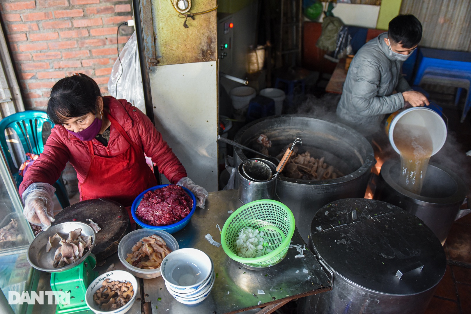 Quán 'phở gánh': Bánh phở 'khổng lồ', cân từng hoa thịt bò, ngày hết 300 tô - Ảnh 6.