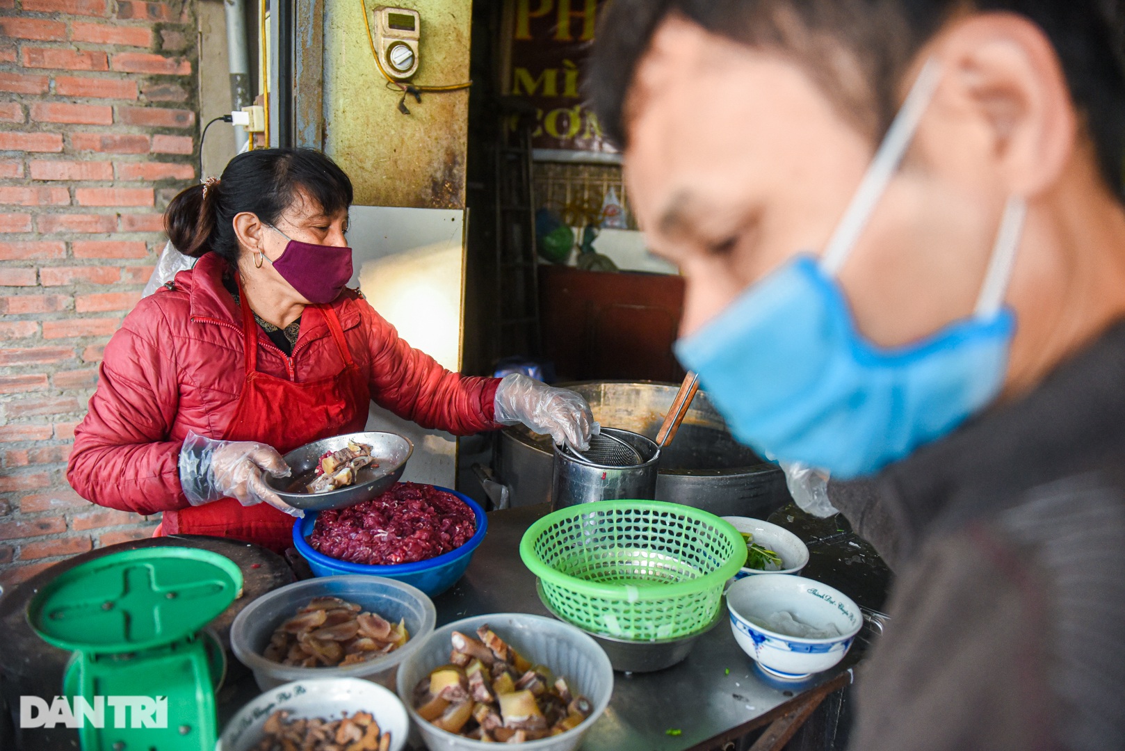 Quán 'phở gánh': Bánh phở 'khổng lồ', cân từng hoa thịt bò, ngày hết 300 tô - Ảnh 3.