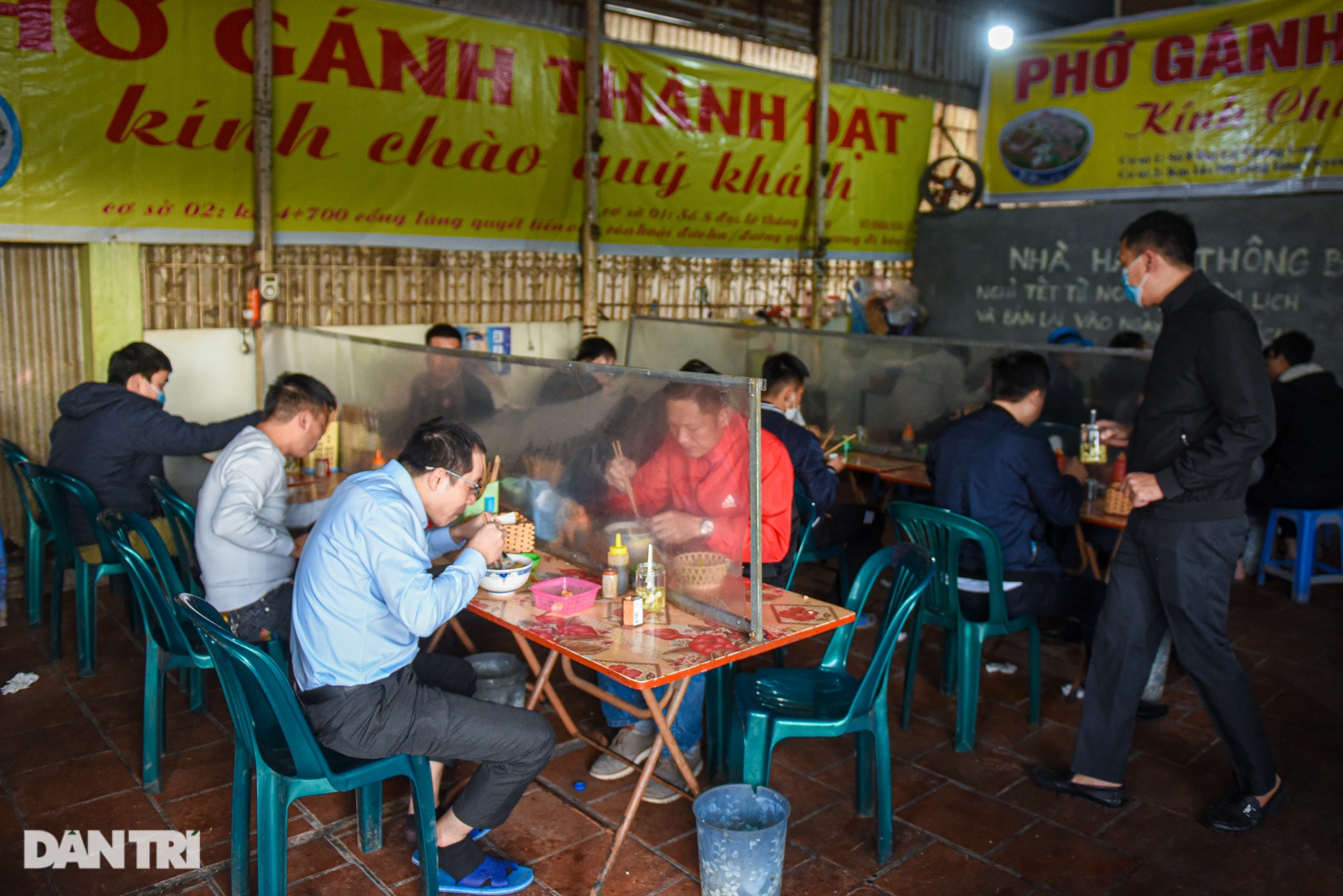 Quán 'phở gánh': Bánh phở 'khổng lồ', cân từng hoa thịt bò, ngày hết 300 tô - Ảnh 1.