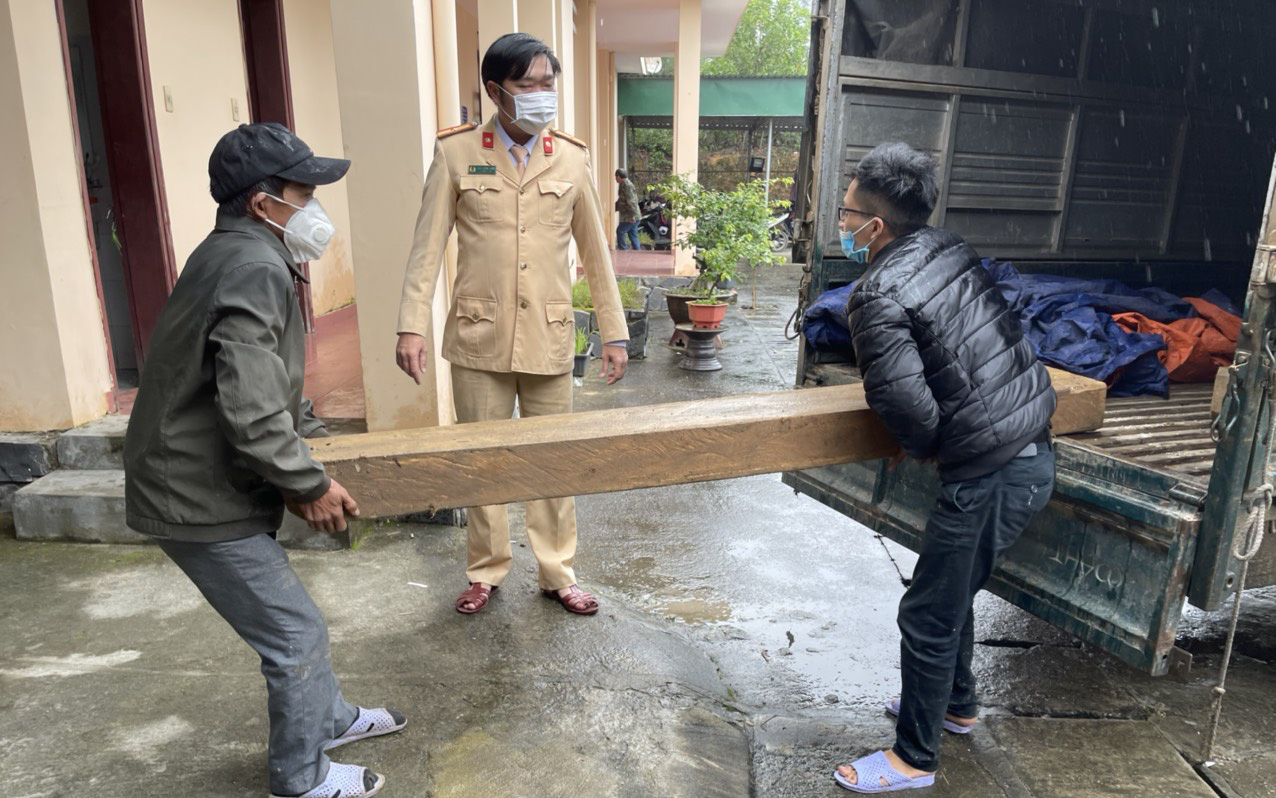 Thừa Thiên Huế: Bị mật phục vây ráp, lâm tặc bỏ gỗ tẩu thoát vào rừng