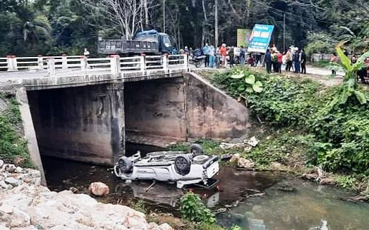 Nghệ An: Xe bán tải lao từ cầu xuống suối khiến 4 người nguy kịch  
