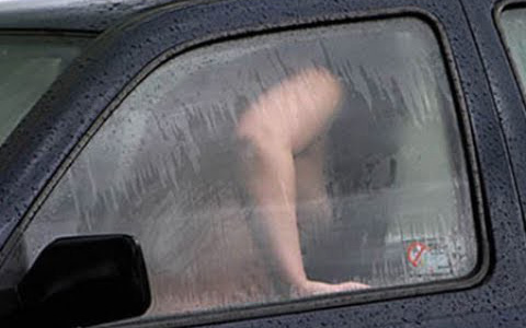 Đi qua xe nhà mình, vợ bắt gặp chồng đang làm chuyện khó tin trong xe