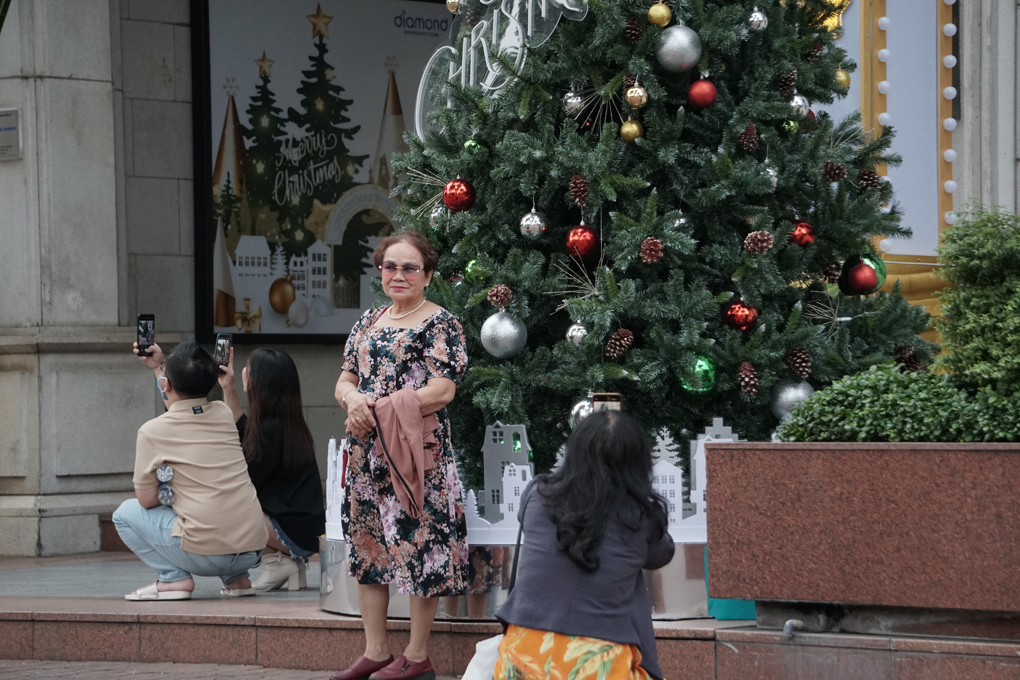 Hòa vào không khí Giáng sinh, đường phố Sài Gòn được trang trí bằng những gam màu rực rỡ, tạo nên một khung cảnh đẹp và phấn khích. Những đèn lấp lánh, những cây thông lớn được trang trí đầy màu sắc, thu hút mọi ánh nhìn. Hãy xem hình ảnh để cảm nhận sự náo nức của Giáng sinh trên đường phố Sài Gòn.