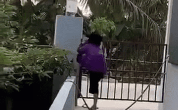 Cụ bà 100 tuổi bật tường, trèo cổng nhanh thoăn thoắt khiến dân mạng &quot;ngả mũ&quot; thán phục - Ảnh 1.