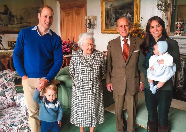 Các thành viên hoàng gia chia sẻ loạt ảnh chưa từng thấy của Hoàng tế Philip, đặc biệt nhất là tấm hình do vợ chồng Công nương Kate đăng - Ảnh 3.