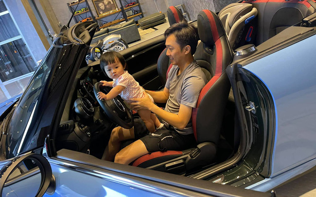 Cường Đô La tiết lộ hình ảnh Đàm Thu Trang đang lái xe vẫn tranh thủ dừng để cho con uống sữa