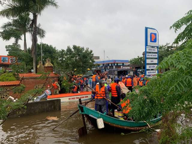 Thủ tướng tặng Bằng khen cho ngư dân Quảng Bình đưa thuyền nan vào vùng lũ cứu người - Ảnh 1.