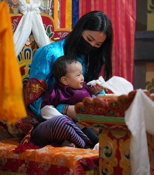 Vợ chồng Vua Bhutan dẫn hai con thăm thú đất nước - Ảnh 3.