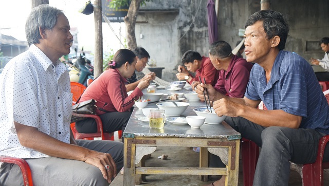 Quán cháo giò lạ lùng: Ngày bán 2 tiếng, khách xếp hàng chờ mua - Ảnh 1.