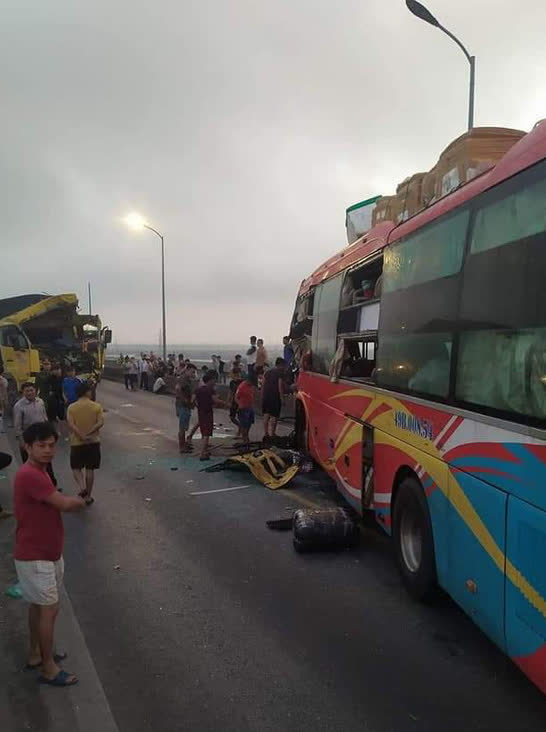 Quảng Bình: Tài xế xe tải tử vong sau va chạm mạnh với xe khách trên cầu Gianh - Ảnh 1.