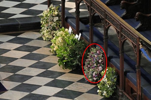 Chuyên gia vạch trần chiêu trò của Meghan Markle khi gửi vòng hoa và thư tay đến tang lễ Hoàng tế Philip: Một mũi tên trúng hai đích! - Ảnh 2.
