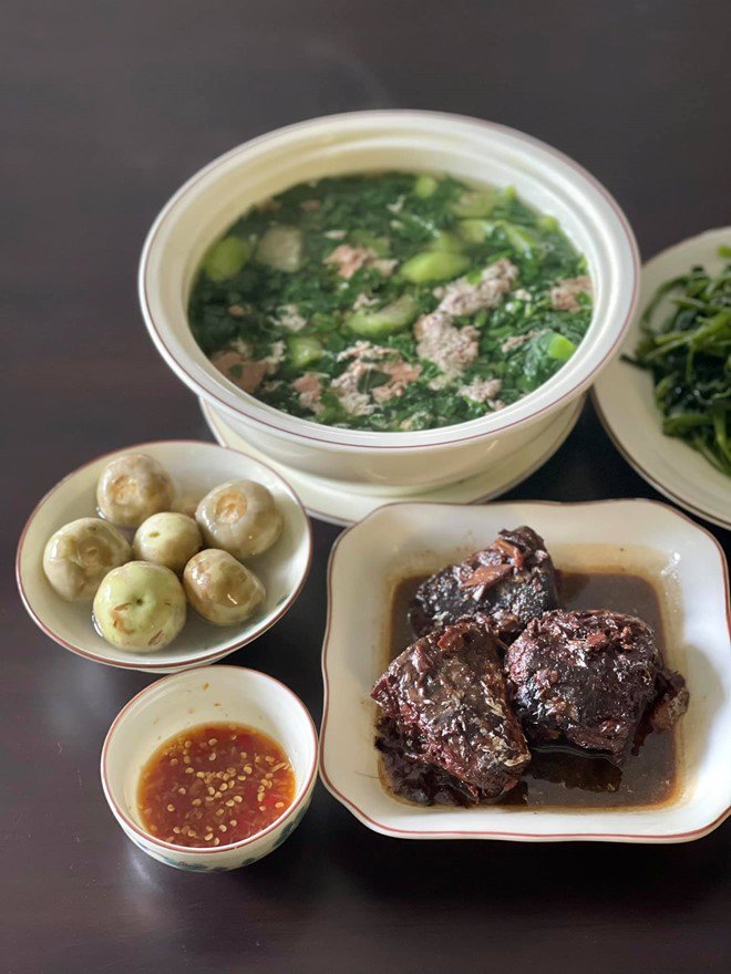 Hoa hậu nhà giàu khoe mâm cơm đạm bạc khiến Mai Phương Thúy muốn ăn 5 bát - Ảnh 3. Hoa hậu nhà giàu khoe mâm cơm đạm bạc khiến Mai Phương Thúy muốn ăn 5 bát - Ảnh 3.