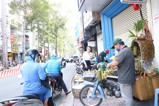 Người đàn ông hàng ngày đi từ Bến Tre lên Sài Gòn bán bánh suốt 30 năm, vượt qua căn bệnh hiểm nghèo nuôi con ăn học - Ảnh 4.