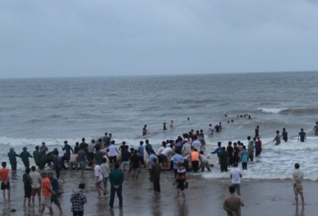 Thanh Hóa: Hàng trăm người tìm kiếm tung tích 3 em nhỏ mất tích trên biển - Ảnh 1.