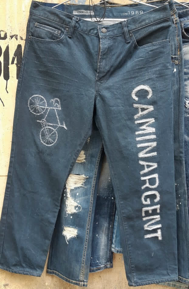 Người đàn ông xé quần jeans độc lạ ở Sài Gòn và kỷ niệm với chiếc áo 35 triệu đồng - Ảnh 7.
