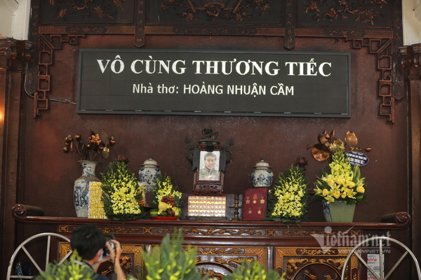 Trung Hiếu, Bùi Bài Bình và giới văn chương tiễn biệt Hoàng Nhuận Cầm - Ảnh 2.