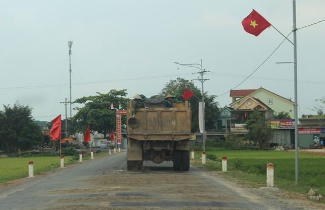 Quốc lộ vừa làm xong mặt đường đã... tan chảy thành từng mảng - Ảnh 5.