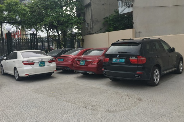 Vụ 2 xe Mercedes tr&ugrave;ng biển số: Đường đi của loạt xe gian hạng sang - Ảnh 2.